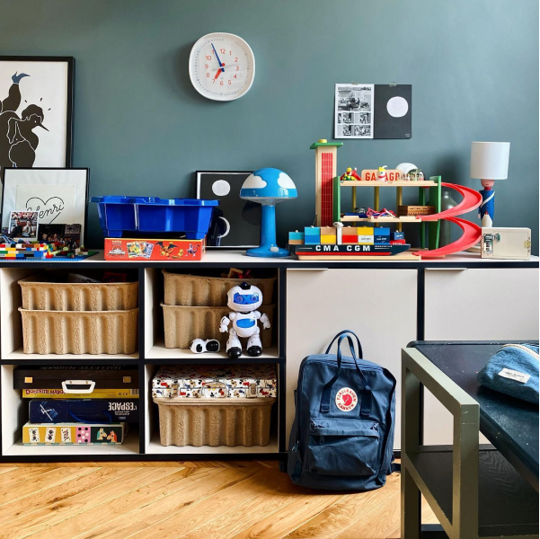 A contrast edge Type02 Sideboard in Sand + Midnight Blue stands in a boy's room and is decorated with toy cars, books and more.